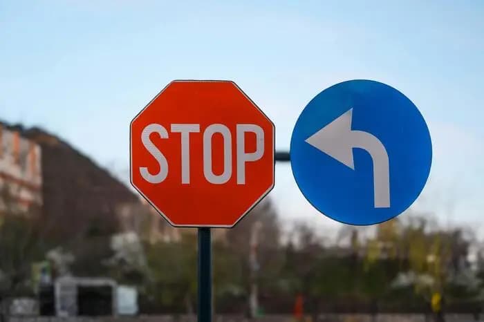 Cum să reții mai ușor semnele de circulație – 5 metode vizuale (și de ce este crucial)