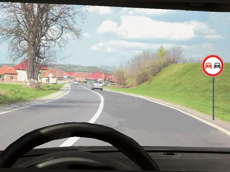 Ce vehicule aveţi permisiunea de a depăşi în situaţia dată?