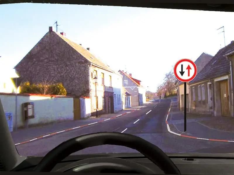 În situaţia dată, aveţi prioritate faţă de vehiculele care circulă din sens opus?