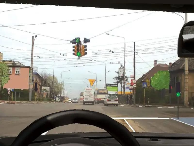 Cum veţi proceda corect în această intersecţie, dacă semaforul este instalat deasupra intersecţiei?
