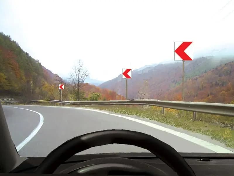 Ce semnifică indicatoarele de semnalizare din imagine?