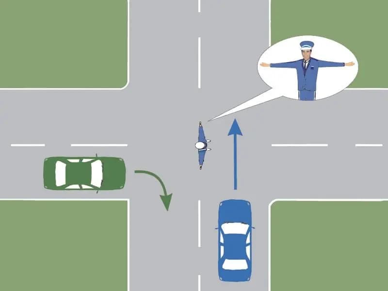 Ce comportament este corect în situaţia prezentată, dacă vă aflaţi la volanul autoturismului verde?