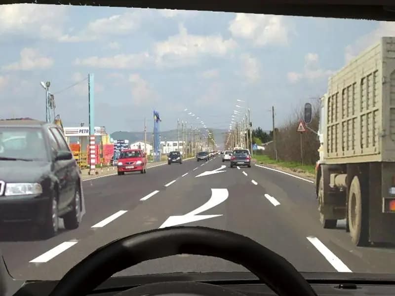 În situaţia dată puteţi continua depăşirea?