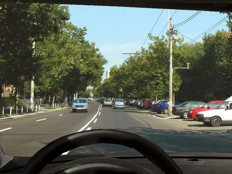 Vă este permisă trecerea peste marcajul longitudinal din imagine?