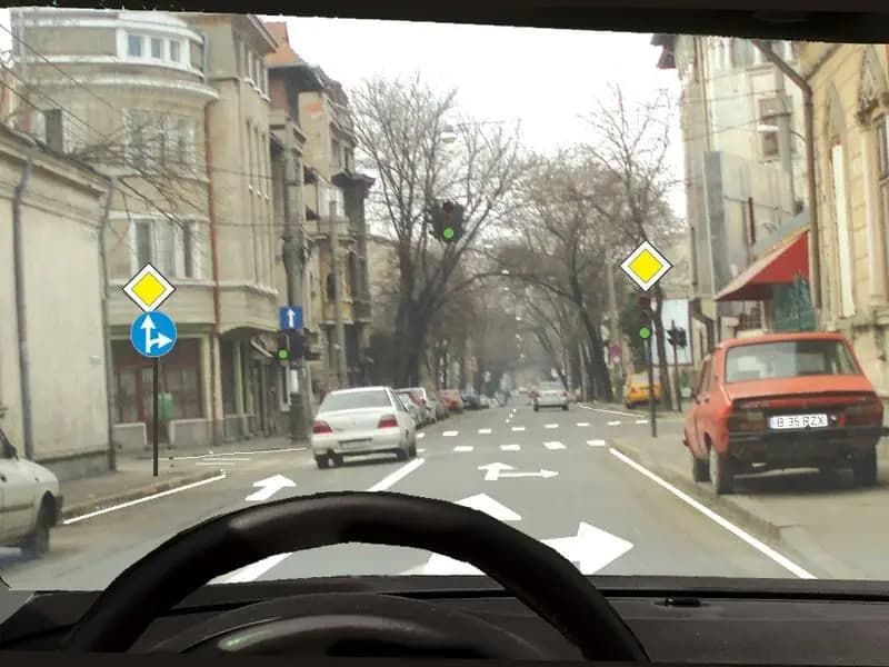 Dacă aţi selectat banda de circulaţie conform imaginii prezentate, vă este permis: