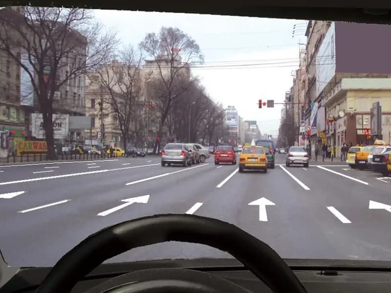 Cum trebuie să procedaţi corect la trecerea de pe o bandă pe alta?