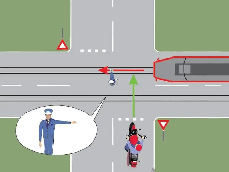 Cui îi permite trecerea poliţistul din intersecţie?