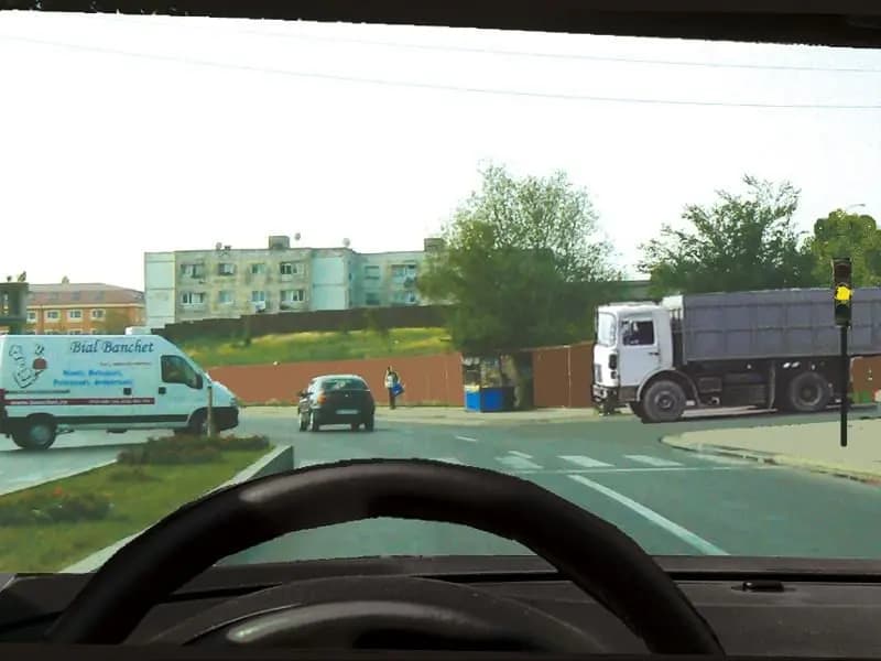 Cum procedaţi corect dacă circulaţi înainte şi semaforul indică lumină galbenă intermitentă?