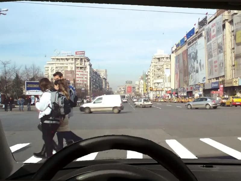 Ce este bine să aveţi în vedere pentru evitarea unui pericol, în situaţia din imagine?