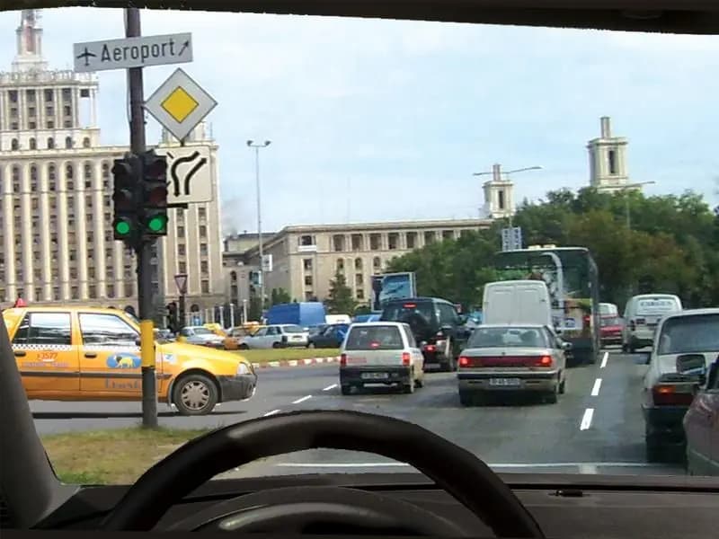 Vă puteţi apropia de vehiculul din faţă?