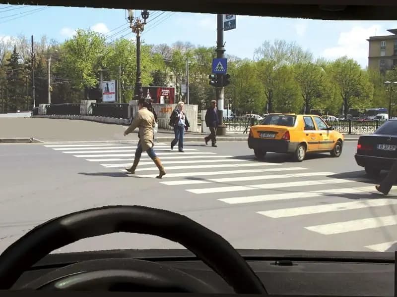 Intenţionaţi să viraţi la dreapta. Cum procedaţi cu pietonii care traversează regulamentar strada?