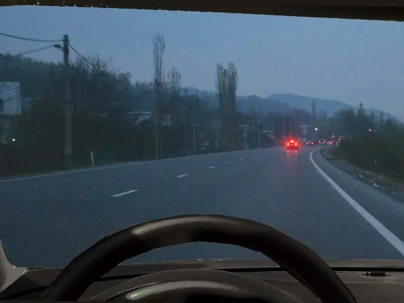 Este permisă folosirea luminilor de ceaţă noaptea, dacă cerul este senin?