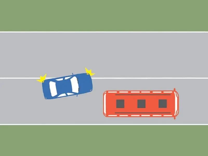 Autobuzul este staţionat. Care dintre cei doi conducători procedează neregulamentar?