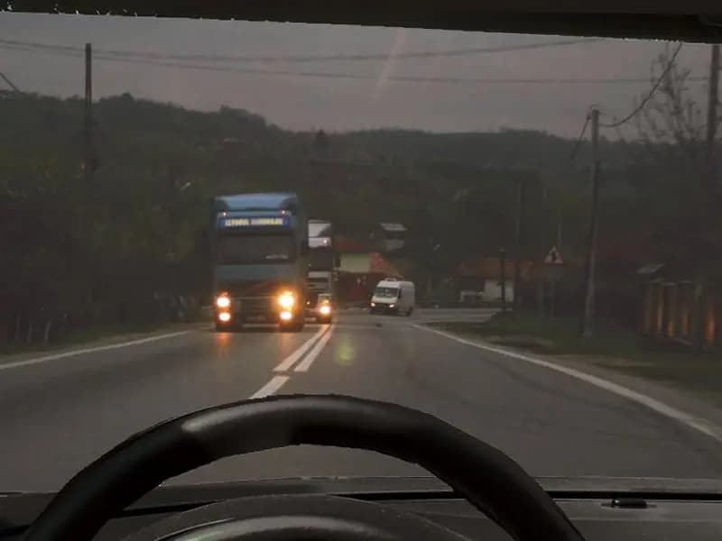 Intenţionaţi să consultaţi o hartă rutieră. Cum este recomandat să procedaţi?