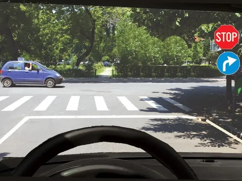 Cum procedaţi în intersecţia care urmează?