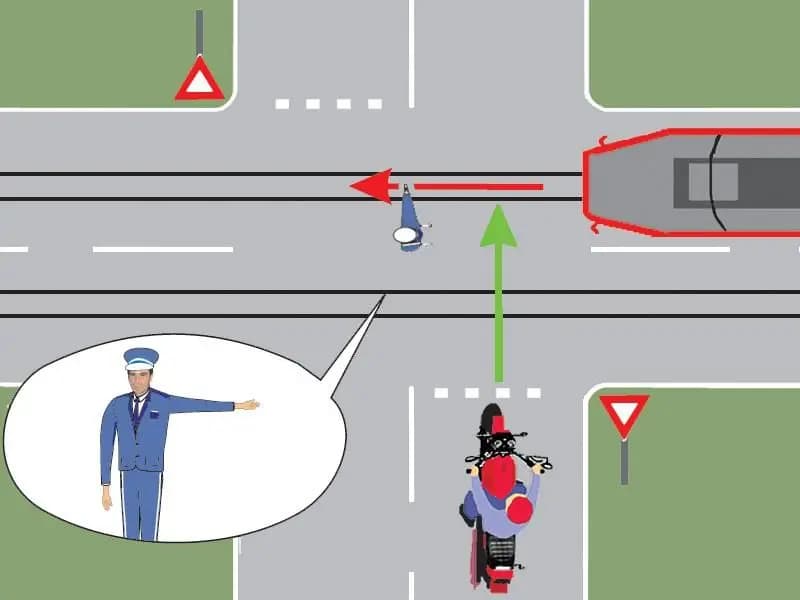 Care dintre cele două vehicule din imagine are dreptul să treacă prin intersecţie?