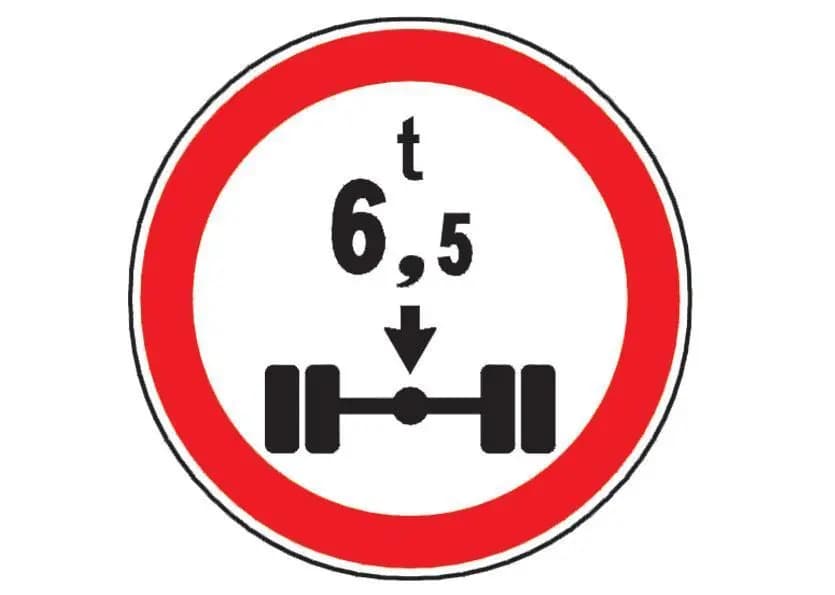 Indicatorul alaturat va interzice sa patrundeti cu autocamionul pe segmentul de drum la inceputul caruia este instalat, daca: