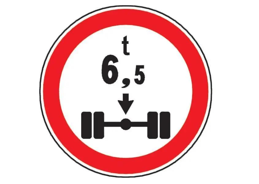 Indicatorul alaturat va interzice sa patrundeti cu autocamionul pe segmentul de drum la inceputul caruia este instalat, daca: