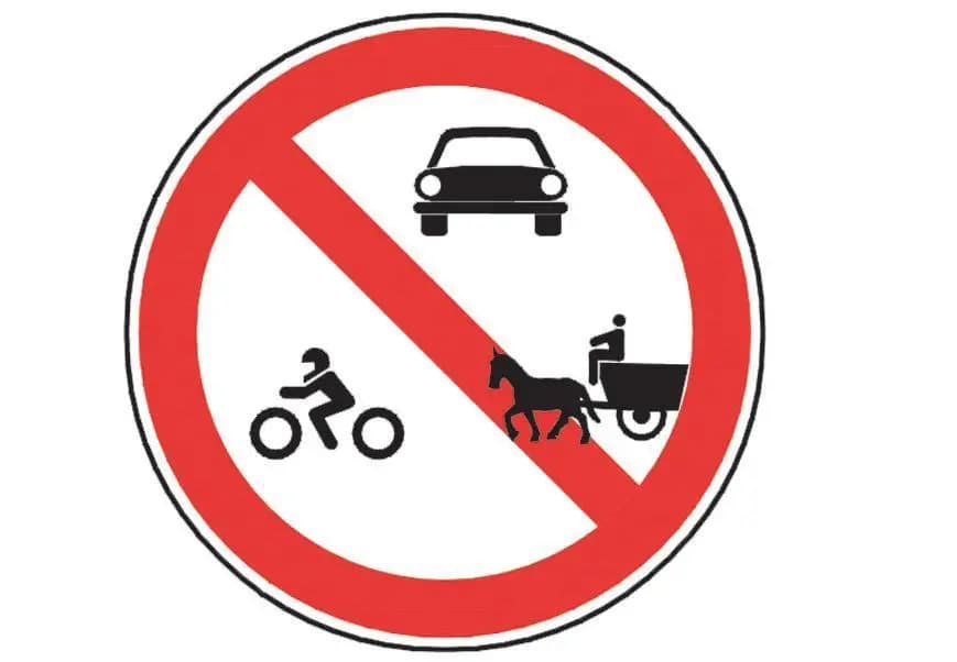 Conducatorul unui autobuz are dreptul de a intra pe sectorul de drum semnalizat prin indicatorul din imaginea alaturata?