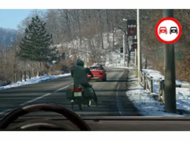 Este corect să depăşeşti motocicleta din faţa ta?