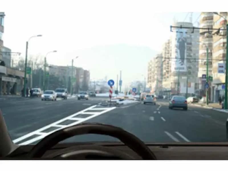 Este permis virajul la stânga în acest loc?